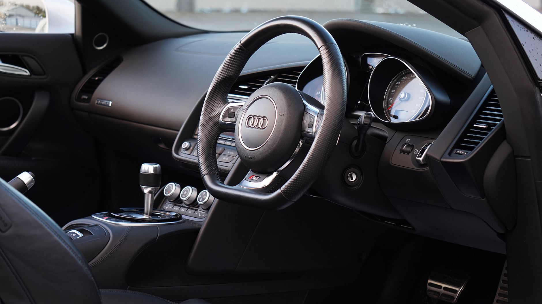 Détailing auto équipe à Le Mans